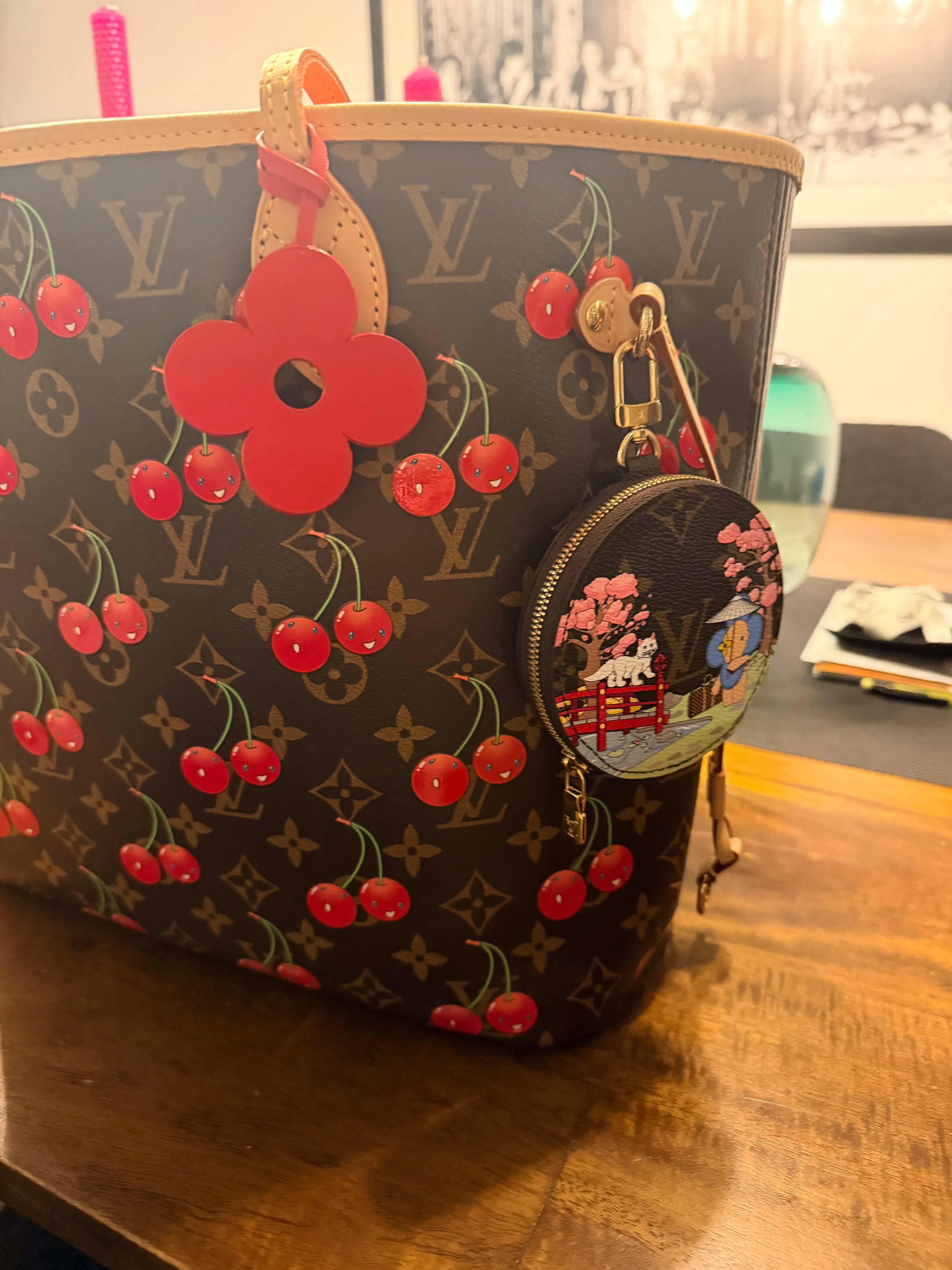 りんご　Louis Vuitton Louis Vuitton 2021 Limited Edition Vivienne Japanese Garden Coin