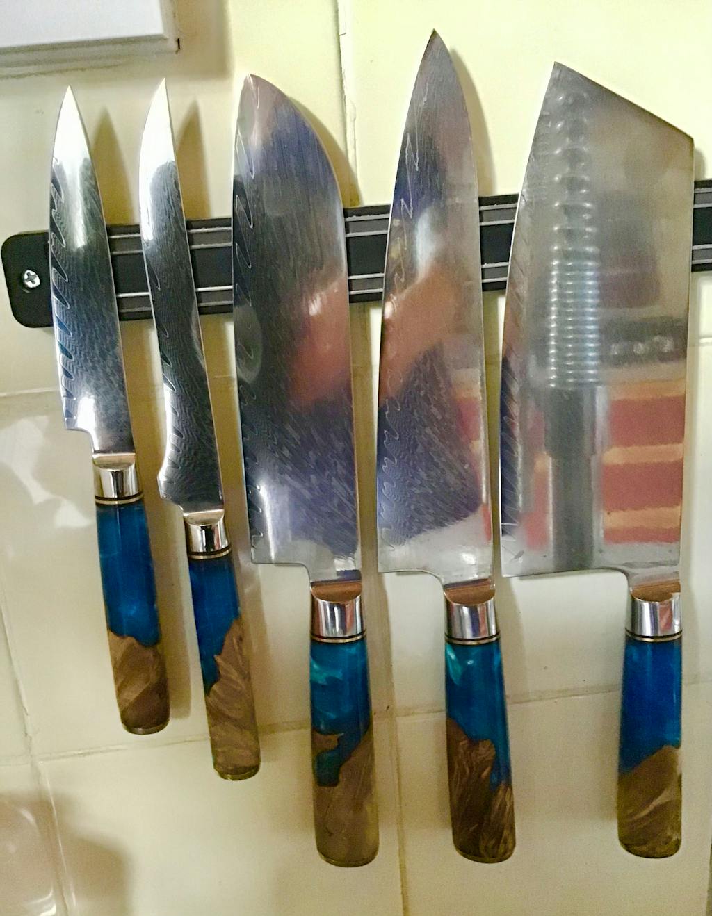 Aiko (あいこ, アイコ) Damascus Steel Knife with coloured Blue resin handle