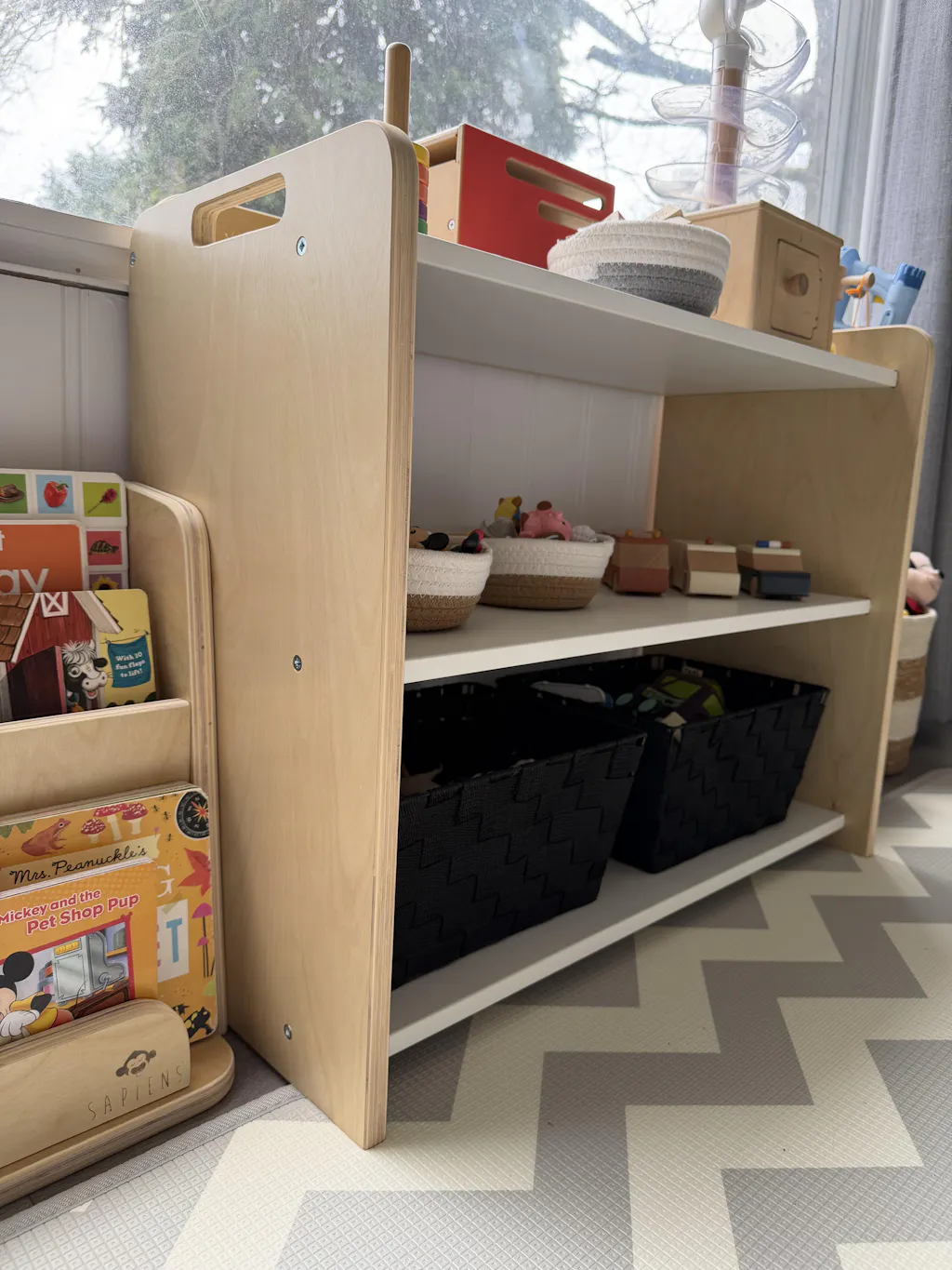 BANANA - Montessori Shelf with Borders