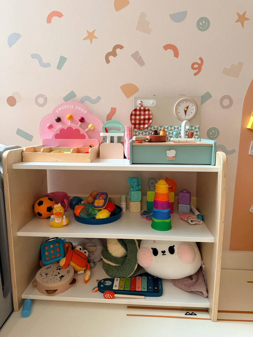 BANANA - Montessori Shelf with Borders