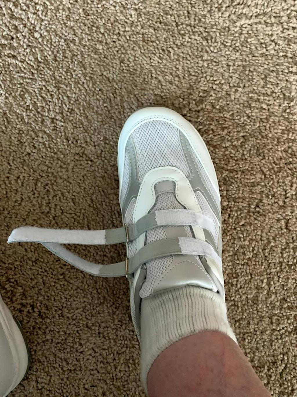 walking shoes with velcro fastening