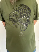 Angry Carp T-Shirt – Stoere Streetwear voor Karpervissers