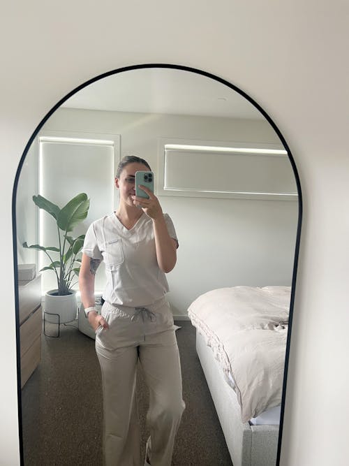 Tuck-In Scrub Top Silk Sand