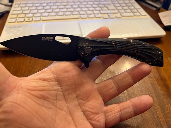 Doré Peafowl | Couteau à verrouillage Liner | Lame ZDF905 de 7.80” & Résine Transparente