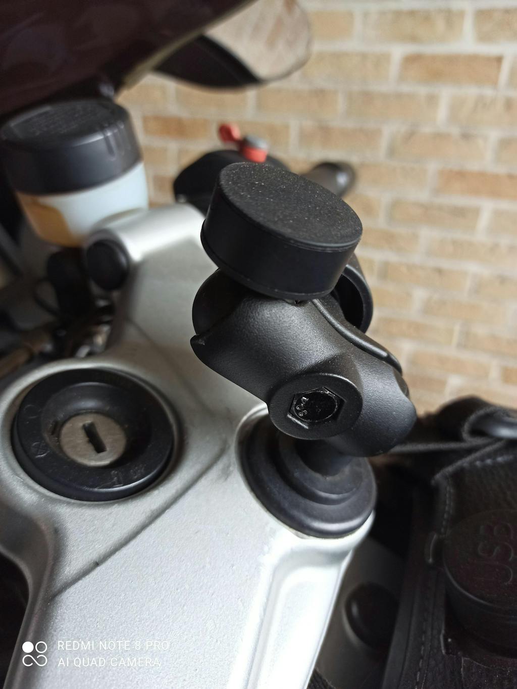 Plaque métal adhésive