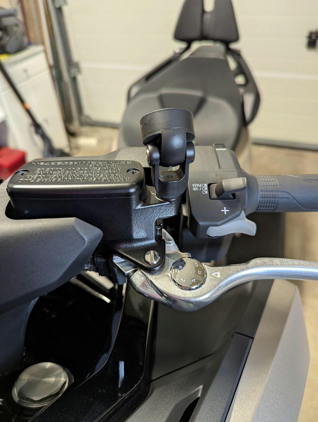 Support téléphone bouchon de rétroviseur pour moto