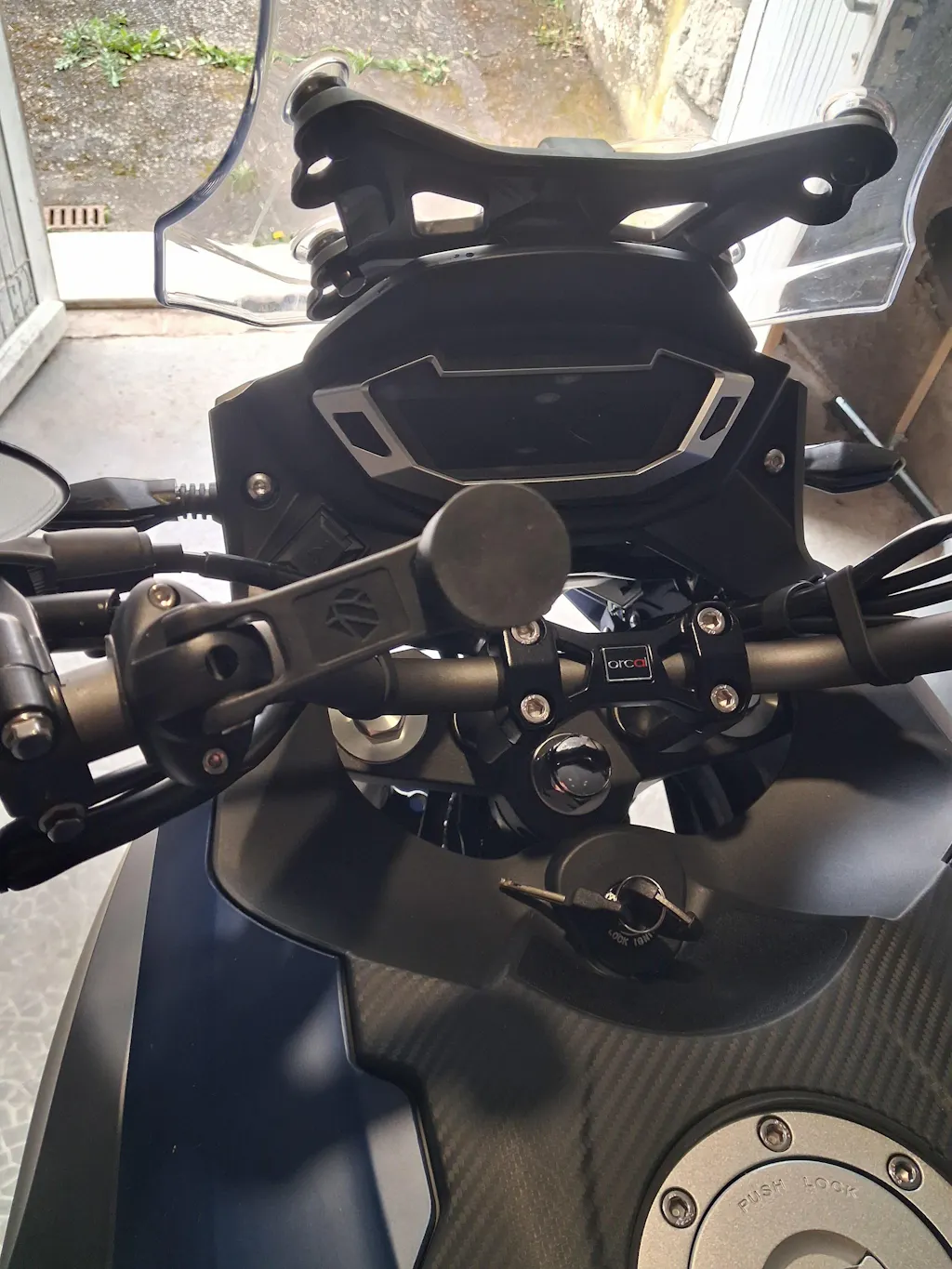 Plaque métal adhésive