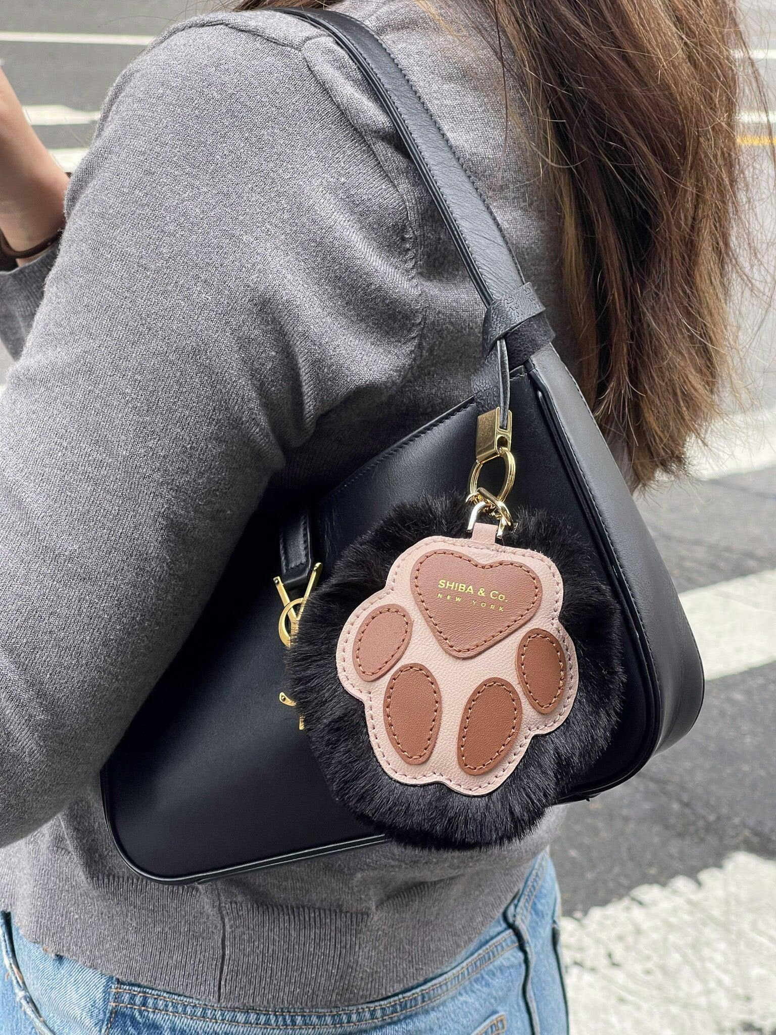 【新品】SHIBA&Co. 柴犬 高級 レザー バッグチャーム エアタグ対応 Shiba Inu Bag Charm In Italian Leather - Red Orange – SHIBA & CO.