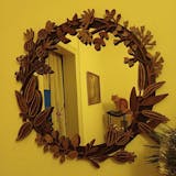 Кругле настіннне дзеркало у декоративній рамі з квітковим орнаментом, темне, ручна робота