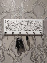 Дерев'яна біла настінна ключниця з гравіюванням, органайзер для ключів, ручна робота