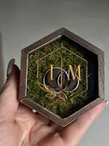 Компактна дерев'яна весільна шкатулка для обручок з гравіюванням, мох всередині