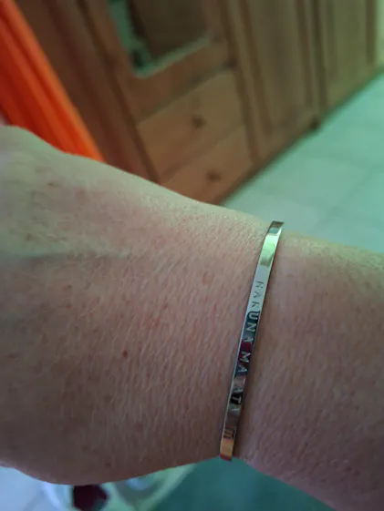 Simple Pledge – Beste Mama der Welt – Blind – Bracciale rigido da donna con incisione in argento, oro o oro rosa