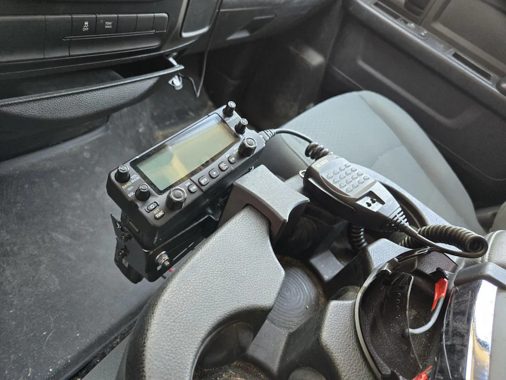 Radio Mount | 2013+ RAM – Split Bench Seat With 3 Cup Holders