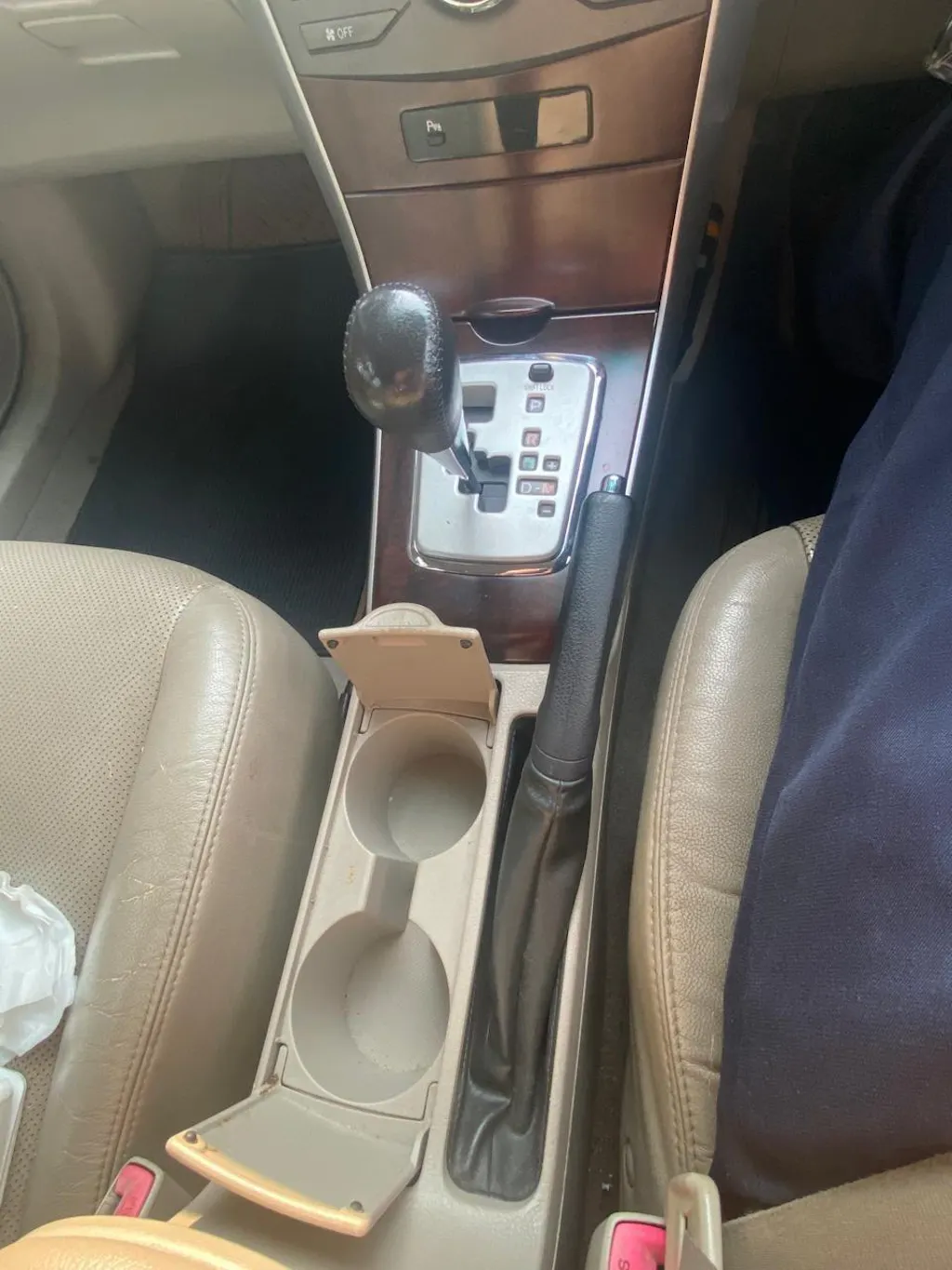 Radio Mount | 2019-2023 Silverado Sierra With Full-Length Center Floor Console (Square Pocket Between Cup Holders)