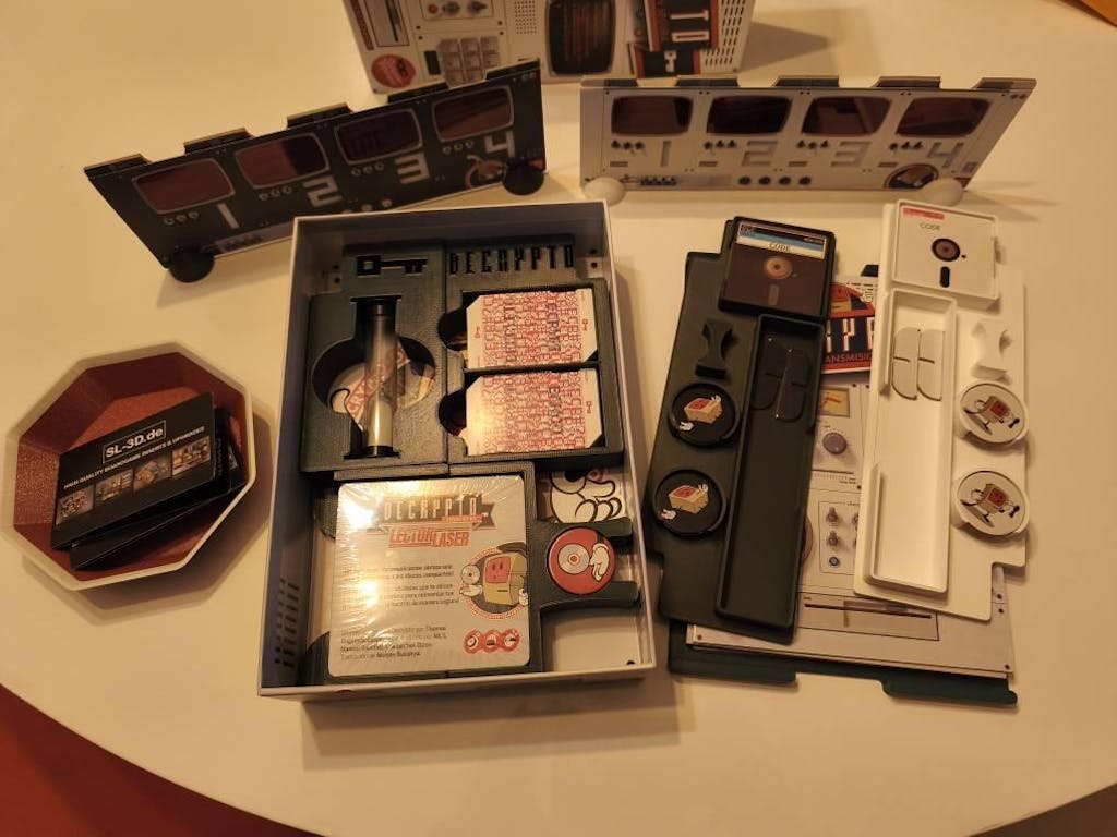 DECRYPTO 5th ANNIVERSARY - Insert (inkl. 3D Standfüßen)