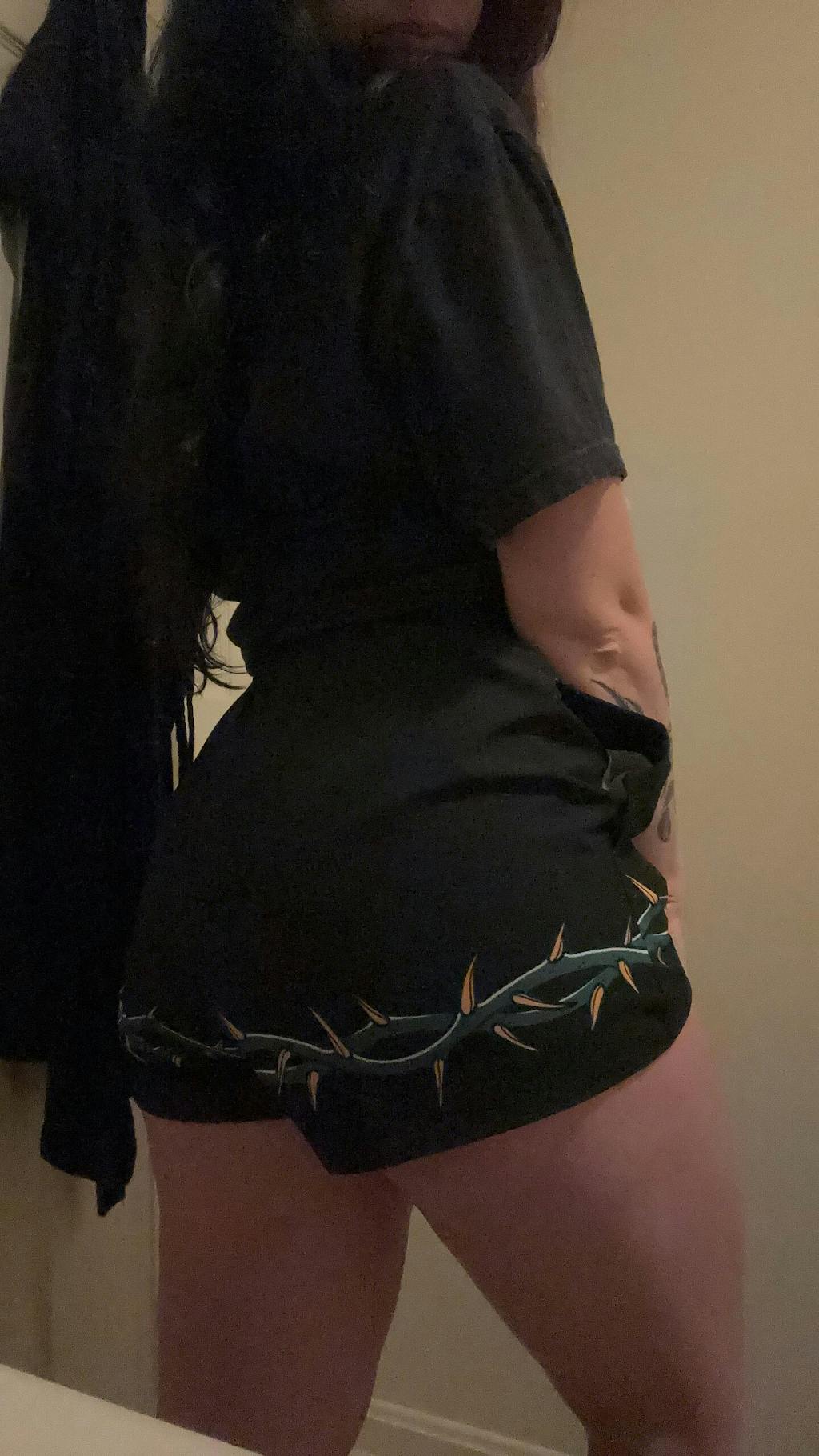 Ring of Thorns Women’s Gym Shorts – Tattoo-Inspired Activewear