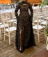 שמלת תחרה קרושה עם מחוך, חצאית רחבה וצווארון