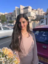 שמלה אלגנטית בגיזרת מחוך שרוולי טול דק שקוף וחצאית נשפכת