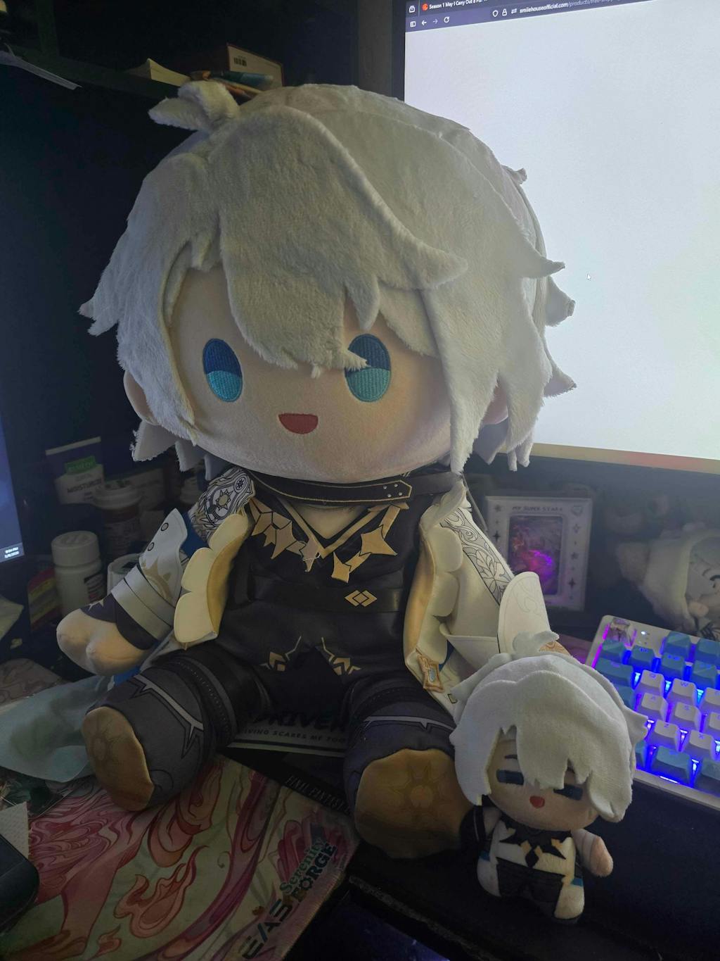 【Free Shipping】Smile House Fanart White Hair Staring Eyes 40CM Plush Doll Sitting Plushtoy