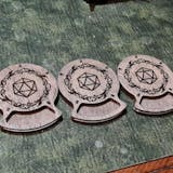 SMONEX Dungeons and Dragons Wooden Coasters Set of 5 - Drink Holders Ideal  for DND Accessories - Perfect DND Gifts for Dungeon Masters and D&D Fans -  Grey Dice Coasters : : Home & Kitchen