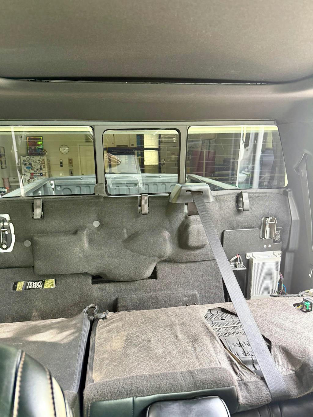 Behind-the-Seat >>> Subwoofer Plug & Play System