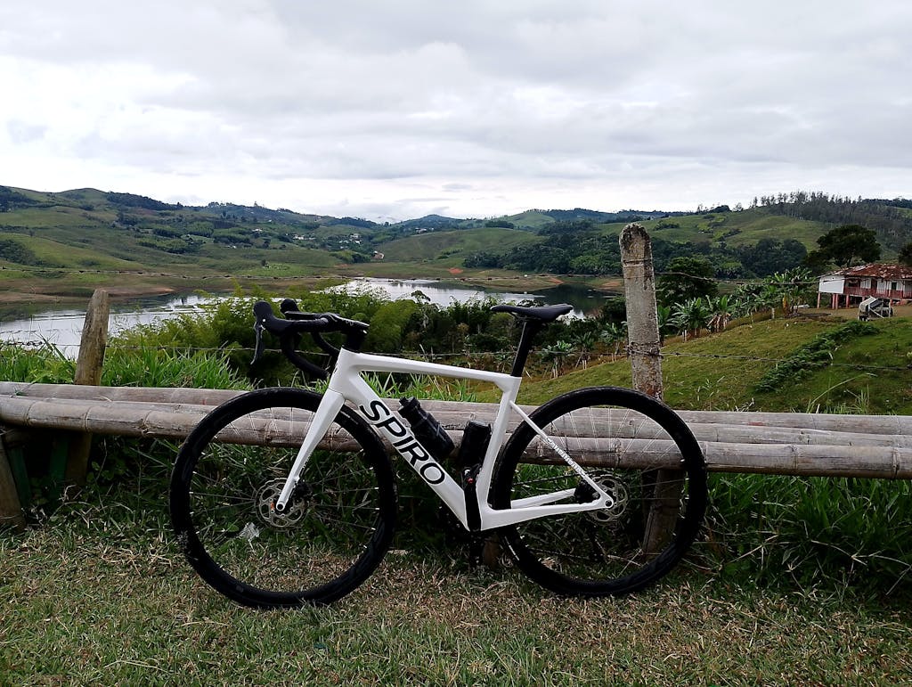 Bicicleta de ruta en carbono LEGEND WUIN Grupo Shimano 105 12 velocidades