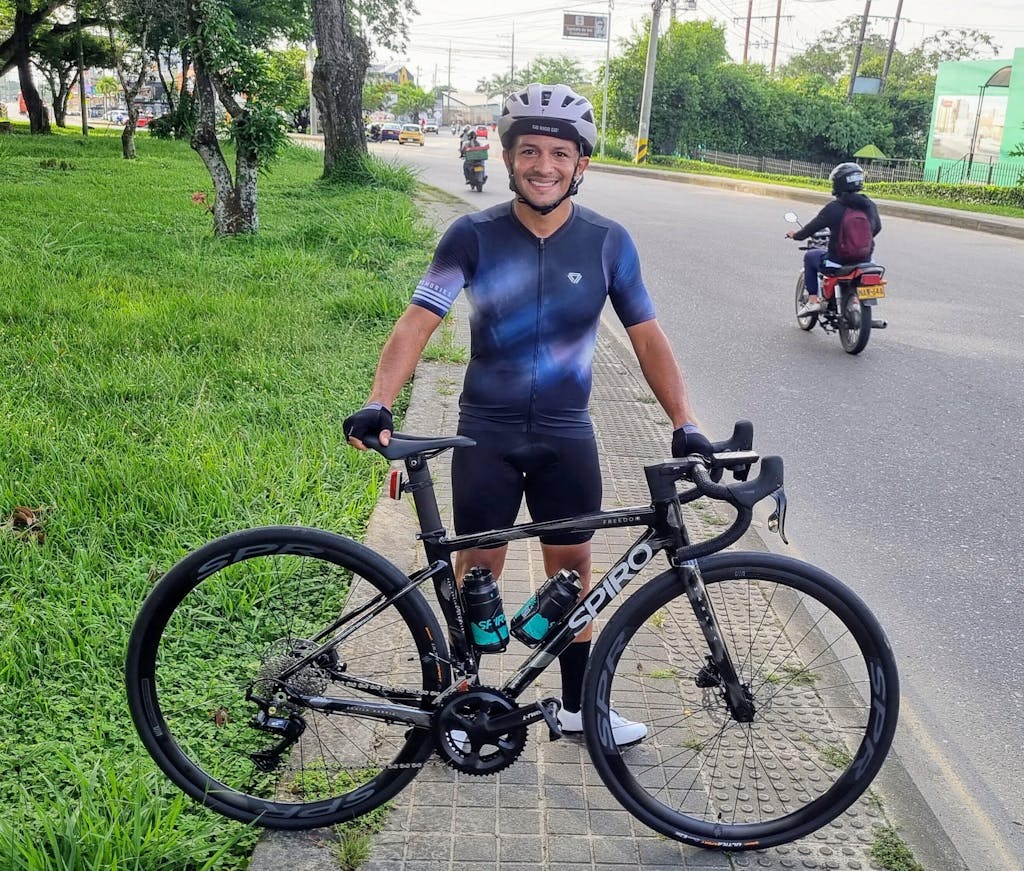 Bicicleta de ruta FREEDOM en aluminio con tenedor en carbono y LTWOO RX de 2x12 vel.