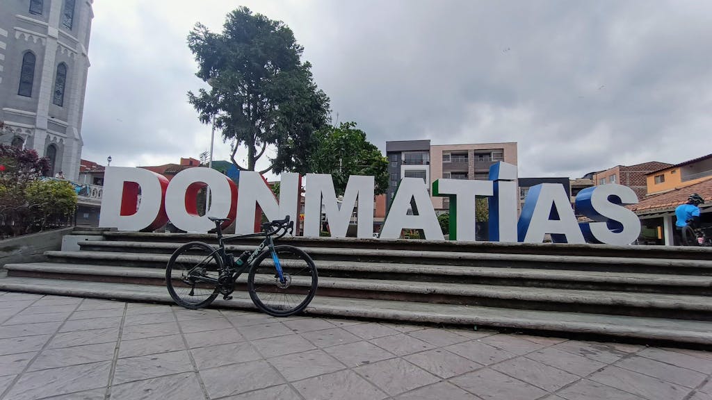 Bicicleta de ruta FREEDOM en aluminio con tenedor en carbono y LTWOO RX de 2x12 vel.