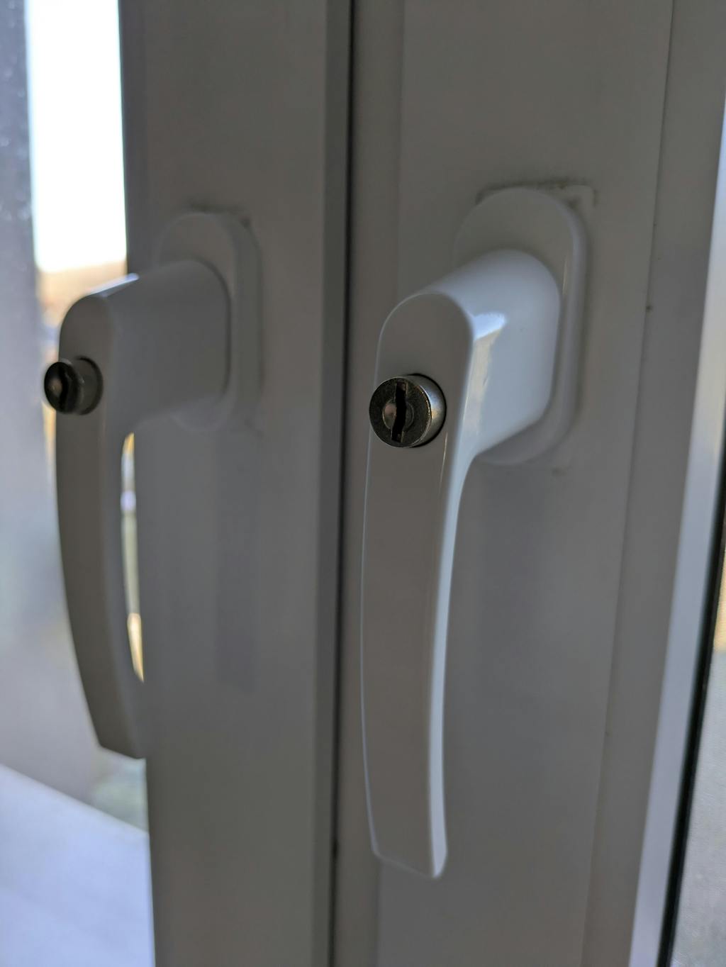 Fenstergriff abschließbar in Weiß und in Silber aus Aluminium