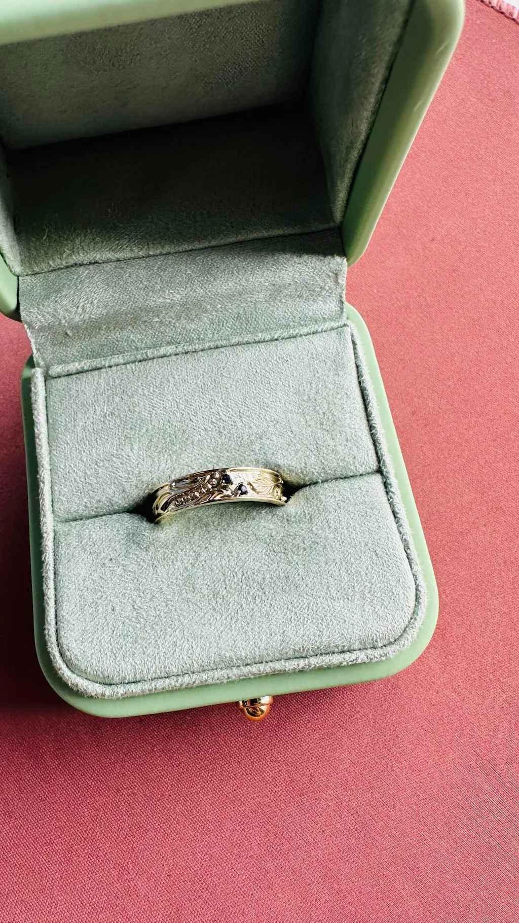 Olive Shade | Men’s Wedding Band with Black Sapphire