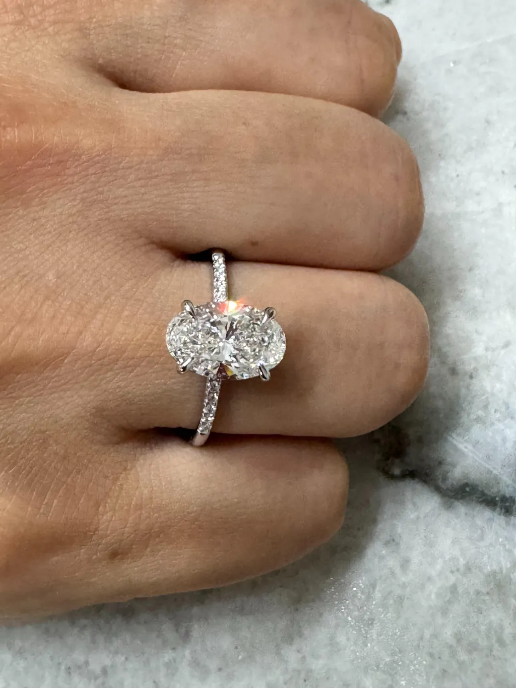 Luna‘s Silhouette | Classic Oval Cut Diamond Engagement Ring