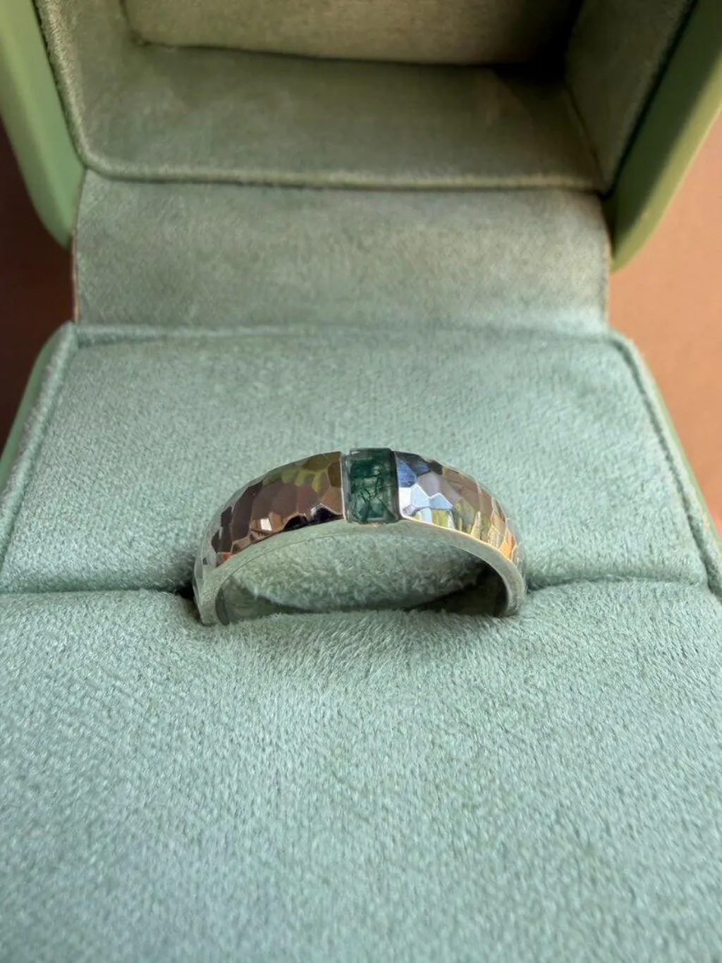 The Retro Keystone | 5MM Hammered Emerald Men's Wedding Band