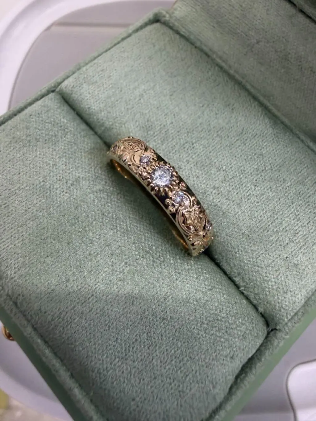 Ivy’s Twinkle | Diamond & Ivy Leaf Wedding Band