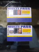 LEELOO Multi Pass – Sticker pour carte bancaire, disponible en deux formats.