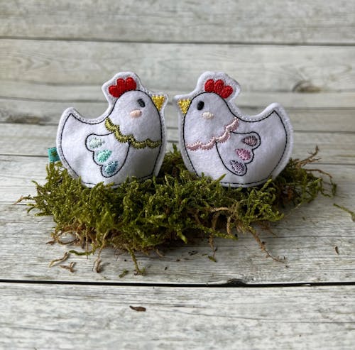 Stickdatei Huhn mit Schokoladenei-Versteck