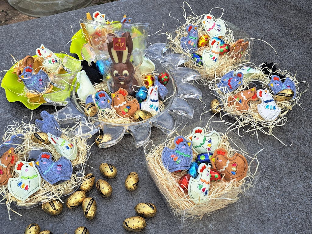 Stickdatei Huhn mit Schokoladenei-Versteck