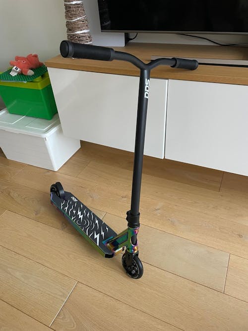 DDS Stuntstep Neochrome Zwart 82cm/ 83cm / 85cm NL Merk