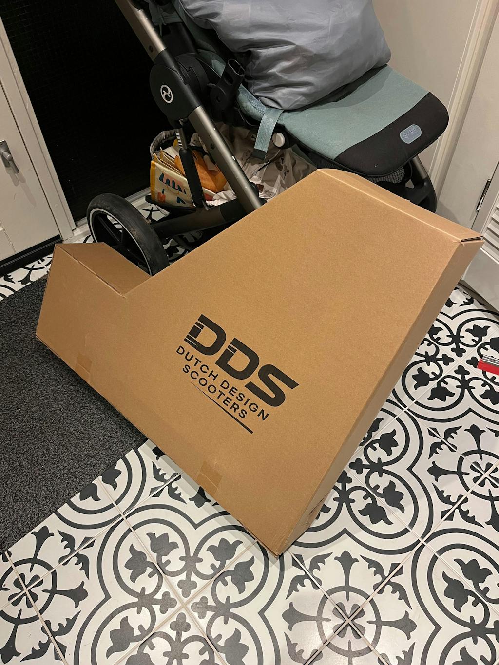 DDS Stuntstep Neochrome Zwart 82cm/ 83cm / 85cm NL Merk