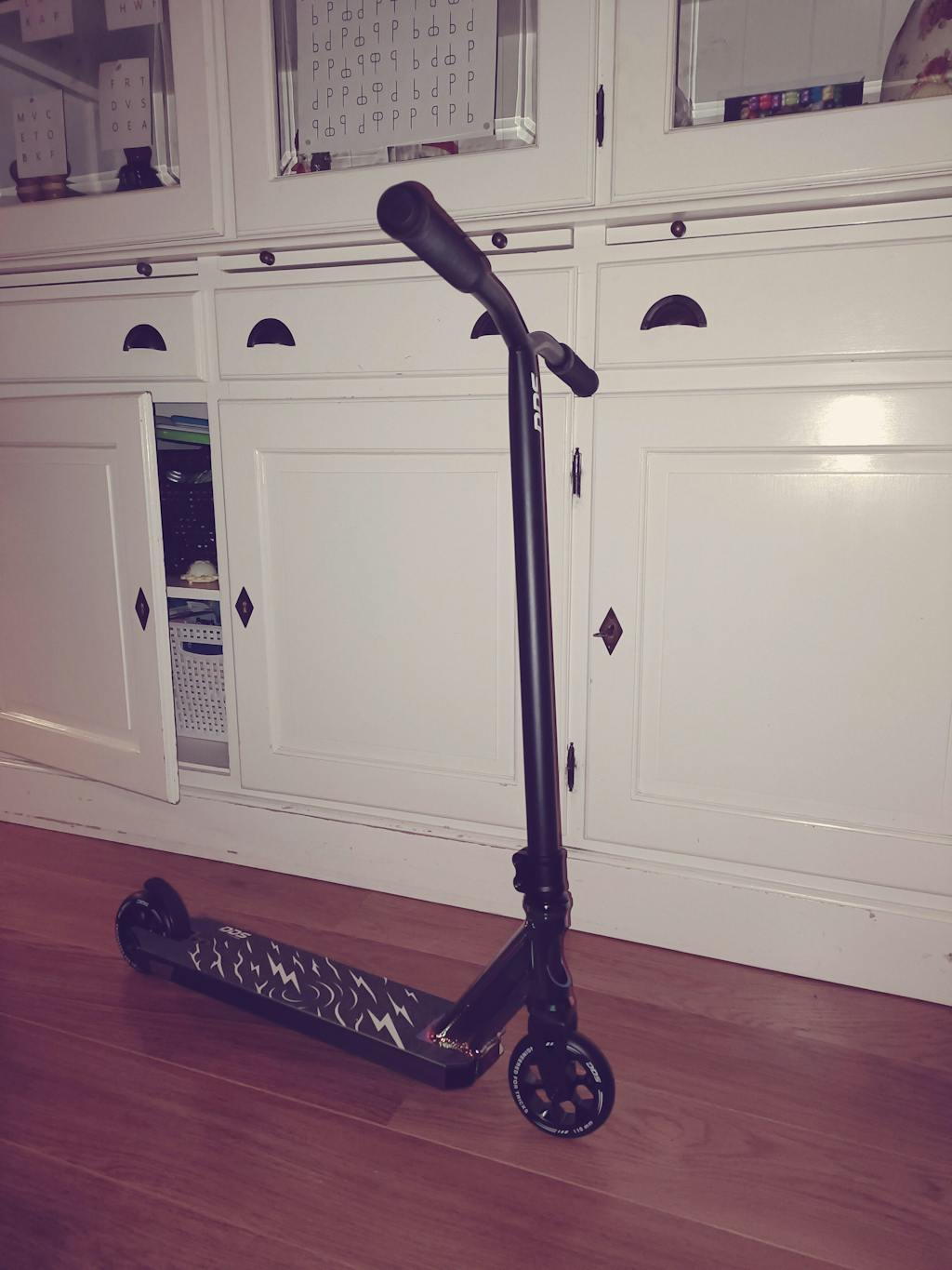 DDS Stuntstep Neochrome Zwart NL Merk