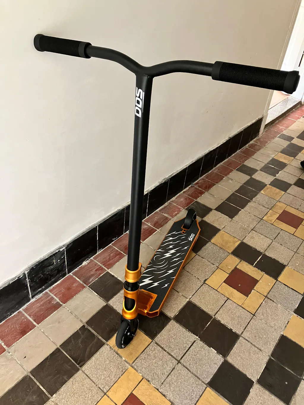 DDS Stuntstep Goud Zwart NL Merk