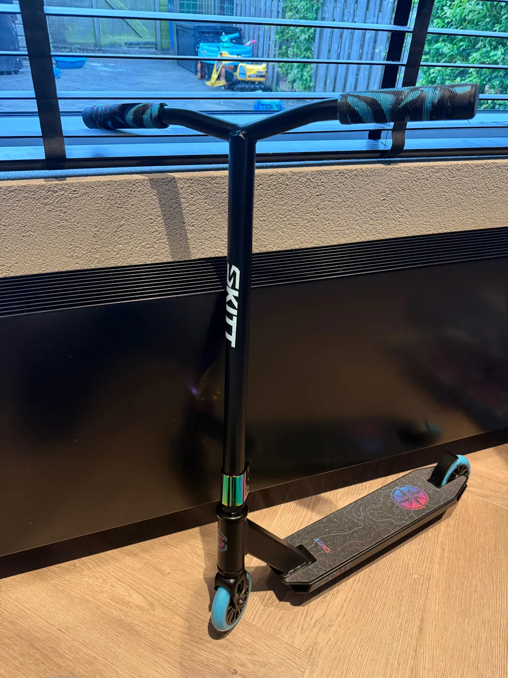 Skitt Stuntstep Scout Zwart - Neochrome 75cm