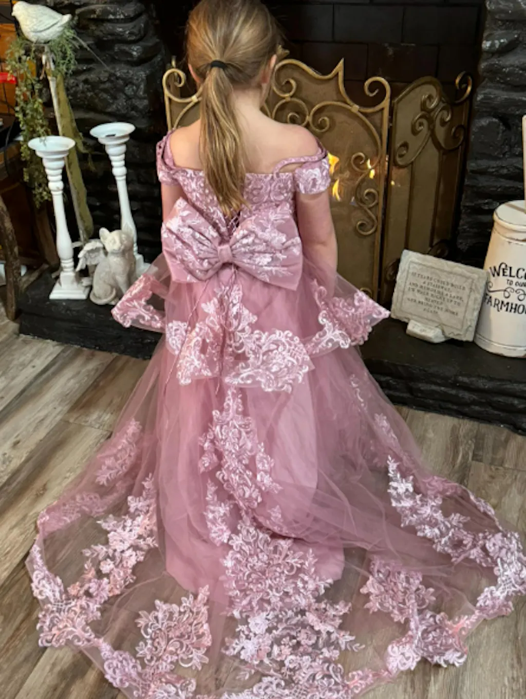 Sunnypetal Lace Appliqué Layered Tulle Ball Gown Flower Girl Pageant Dress with Bow