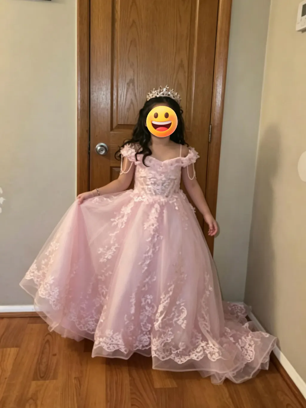 Sunnypetal Princess Off-the-Shoulder Lace Appliqué Tulle Ball Gown Flower Girl Dress with Bow