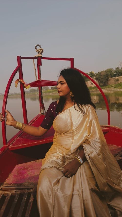 Ivory Gold Horizon – Flowing with Regal Charm