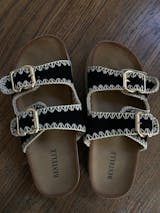 Sandalen mit Goldschnallen