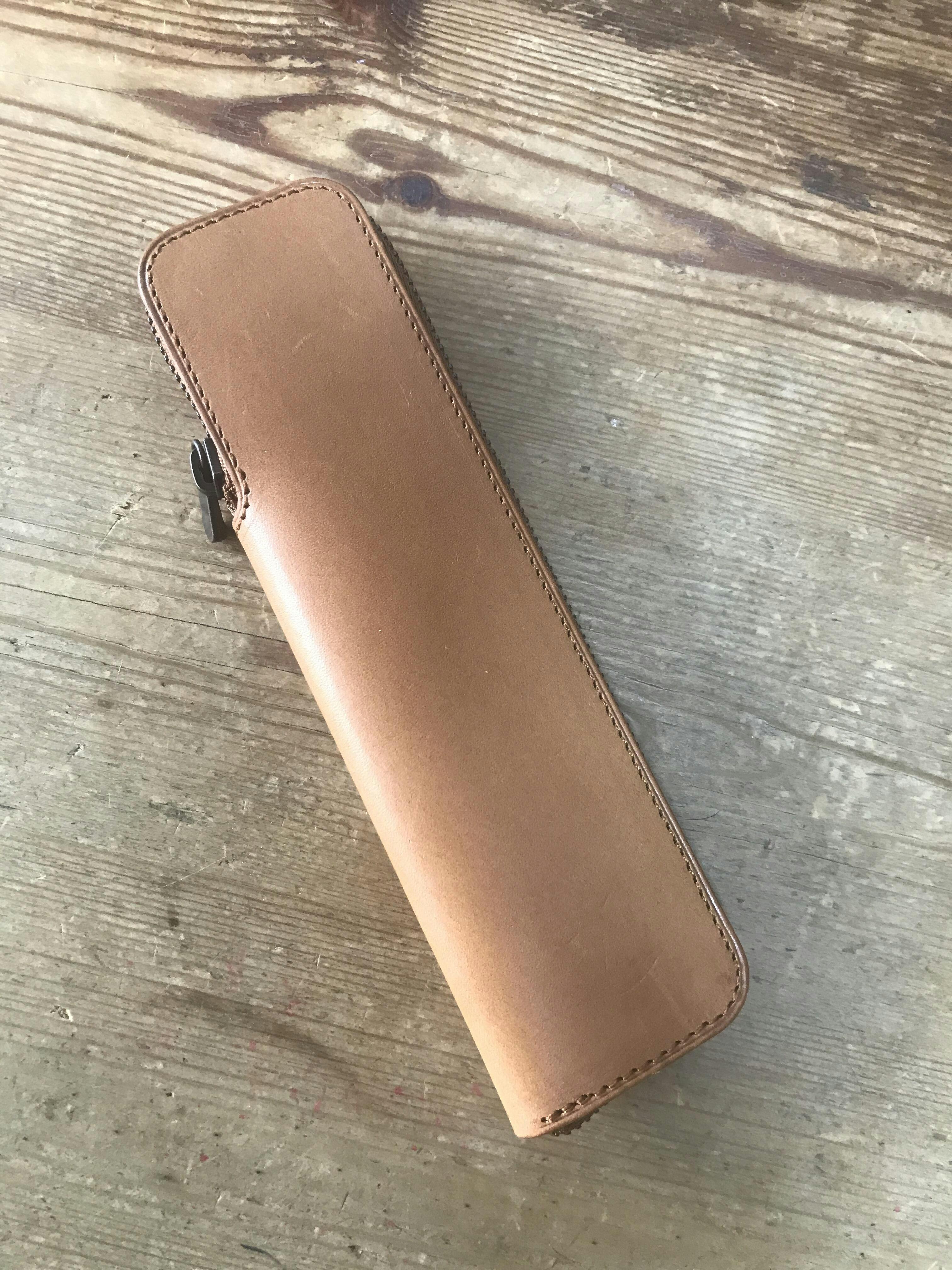 小さく薄いペンケース Mekuru® Pen Case - Liscio - | 色艶深まるヴァ