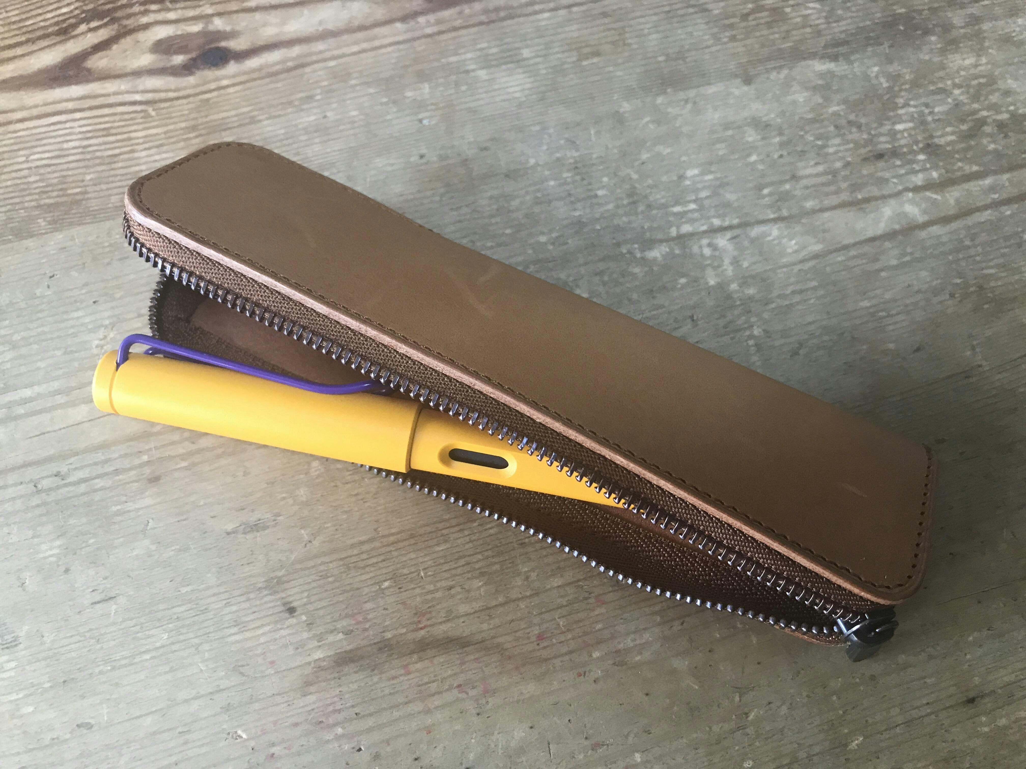 小さく薄いペンケース Mekuru® Pen Case - Liscio -| 色艶深まるヴァ
