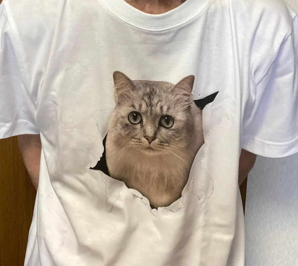 【写真入れ】中から飛び出す うちの子Tシャツ｜ペット（猫/犬）オリジナル｜誕生日・クリスマスギフトに最適