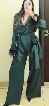 08. Tailleur Fluido con piume in satin verde scuro