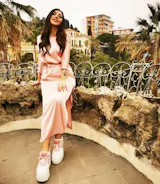 53. Abito caftano elegante dritto con maniche lunghe e con spacchi laterali in satin